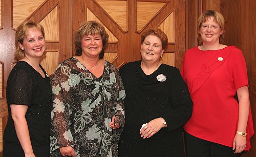 von links: Amy Stadter, Petra Garbe, Kay deVilbiss (Präsidentin TICA USA), Monja Bülow